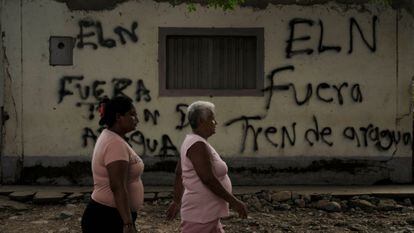 Pintas alusivos al grupo armado ELN y su guerra por el control territorial con el Tren de Aragua en las fachadas de las casas en Cúcuta en la frontera entre Venezuela y Colombia, el 29 de marzo de 2023.