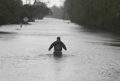 Un agente de la Guardia Costera de los Estados Unidos camina por una carretera inundada de Newport (Carolina del Norte), el 15 de septiembre.