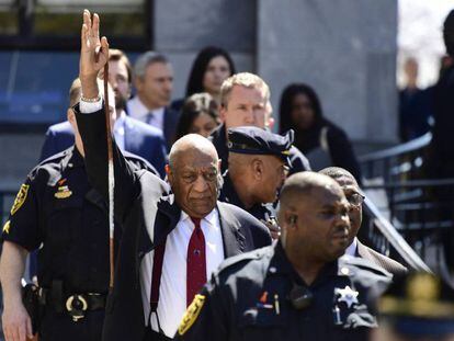 Bill Cosby gesticula al abandonar el juzgado de Montgomery el pasado jueves.