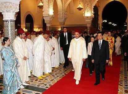 El rey Mohamed VI (en el centro), acompañado por el presidente chino, Hu Jintao, durante la visita de éste a Marruecos en abril del año pasado.