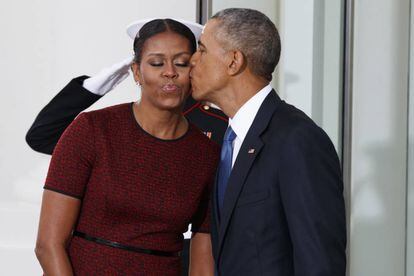 Barack Obama besa a su esposa Michelle mientras esperan a Donald Trump en La Casa Blanca.
