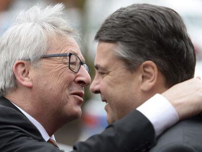 Jean-Claude Juncker (esquerra), i el vicecanceller alemany, Sigmar Gabriel.