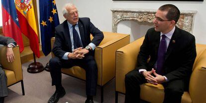 El ministro de Asuntos Exteriores Josep Borrell y Jorge Arreaza, ministro de Asuntos Exteriores de Venezuela.