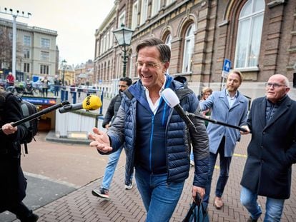 El primer ministro holandés, Mark Rutte, llega a la reunión con sus socios de coalición el 13 de diciembre de 2021 en La Haya.