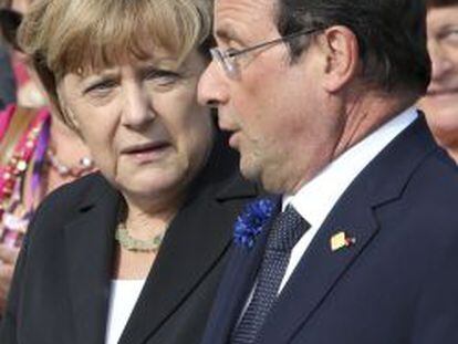La canciller alemana, Angela Merkel (i), observa al presidente francés, Francois Hollande (d).