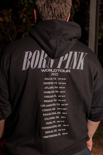 Un fan con la sudadera oficial de la gira.