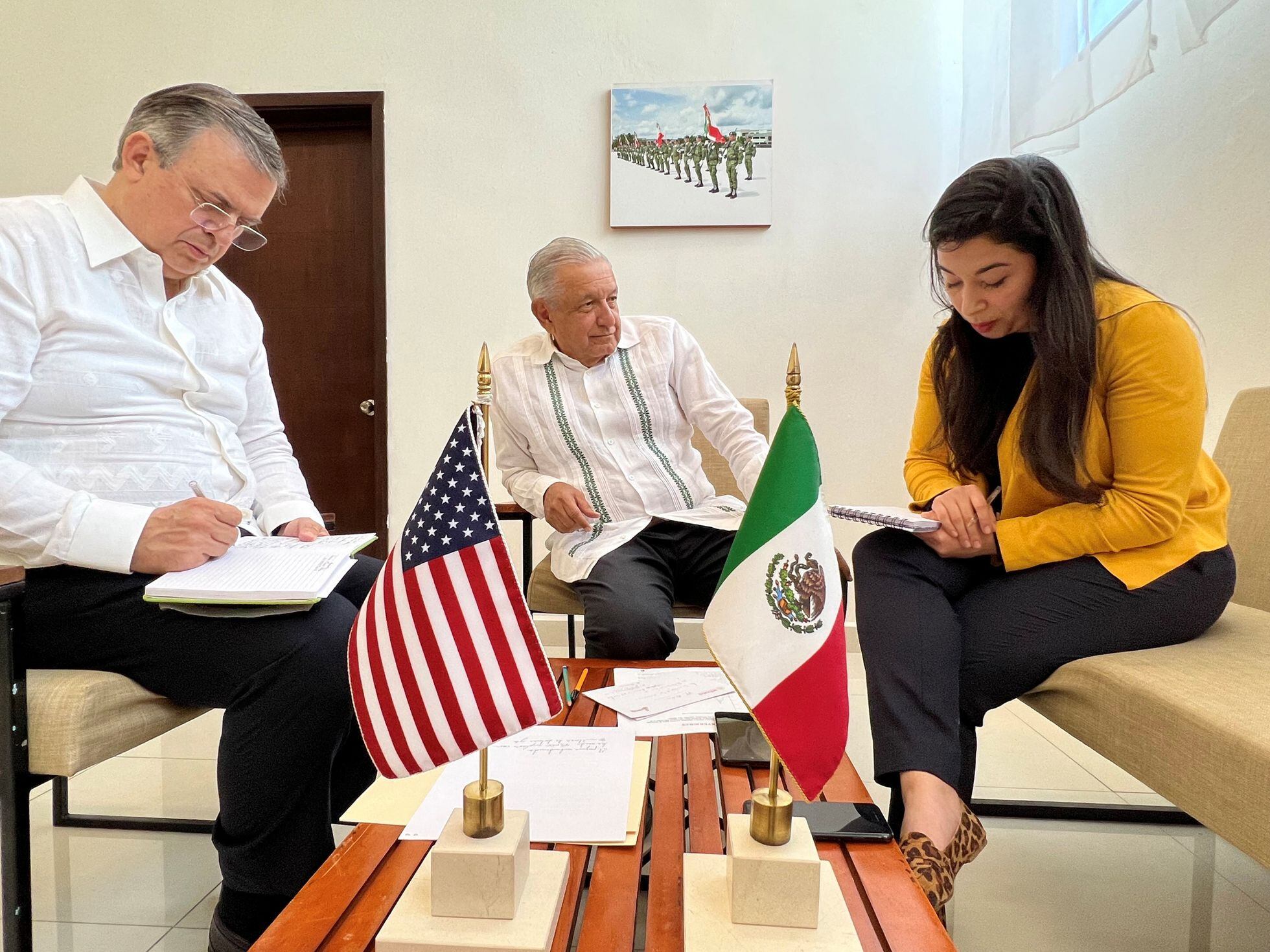 El presidente de México, Andrés Manuel López Obrador, con el canciller, Marcelo Ebrard, y una colaboradora durante una reciente comunicación con Joe Biden.