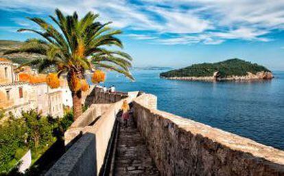 La isla de Lokrum vista desde las murallas de la ciudad vieja de Dubrovnik, en Croacia.