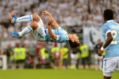 Hernanes, del Lazio, celebra de forma acrobática un gol.