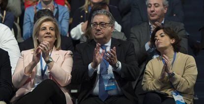 Desde la izquierda: la ministra de Empleo, Fátima Báñez, con el titular de Interior, Juan Ignacio Zoido, y la vicepresidenta, Soraya Sáenz de Santamaría