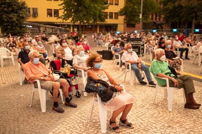 Asistentes a un concierto de zarzuela durante la función en la plaza Arturo Barea, en Lavapiés, con motivo de las fiestas del barrio madrileño.