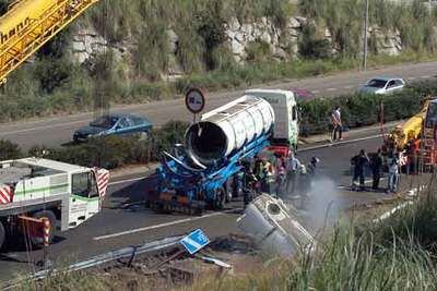 Imagen del camión volcado ayer en la autovía A-67 de Cantabria.