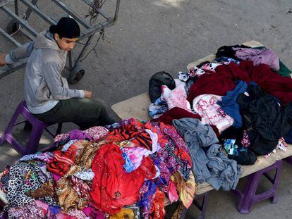 Un ni&ntilde;o vendiendo ropa en la calle en un mercado en T&uacute;nez.
 