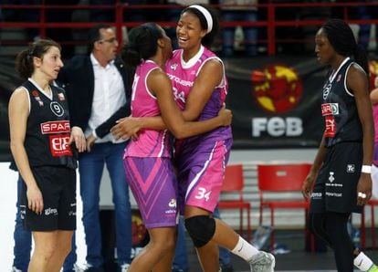 Chelsea Davis y Adaora Elonu se abrazan para celebrar el pase.