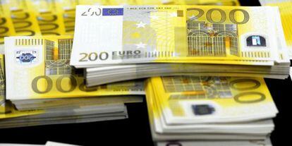 Imagen de varios billetes falsos de 200 euros.
