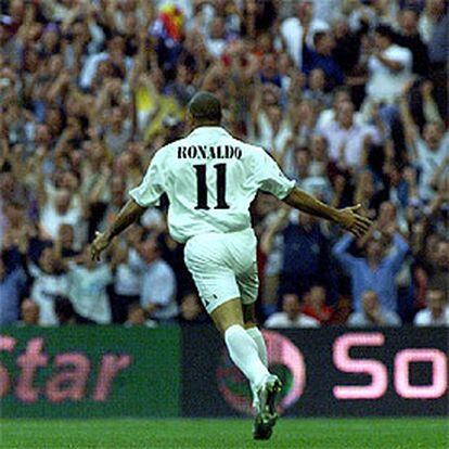 Ronaldo celebra el primer gol que marcó con el Madrid: en octubre, ante el Alavés.