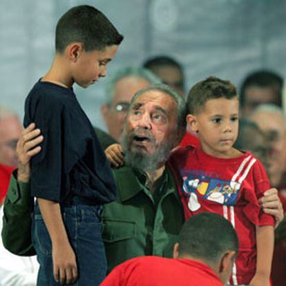 Fidel Castro junto con Elián y su hermano Yannin durante el discurso de conmemoración del 51º aniversario de la toma del cuartel de Moncada.