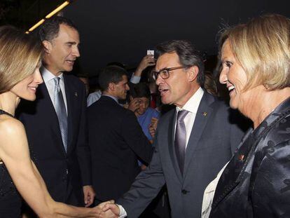 La expresidenta del Parlament Núria de Gispert (der.) y el expresident Artur Mas saludan a los Reyes, en 2014, durante la entrega de los premios Príncipe de Girona