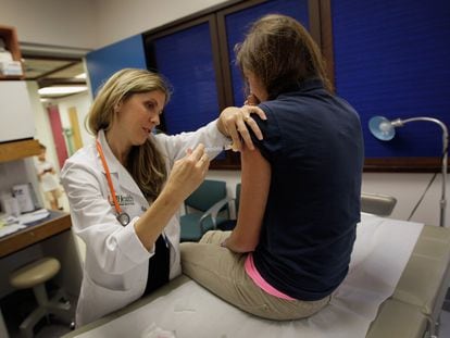 Una pediatra vacuna a una adolescente contra el virus del papiloma humano en Miami, Florida (EE UU).
