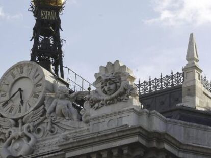 Reloj en la fachada de la sede del Banco de Espa&ntilde;a, en la Plaza de Cibeles en Madrid. 