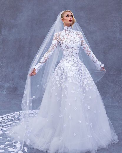 Paris Hilton, con uno de sus vestidos de novia.
