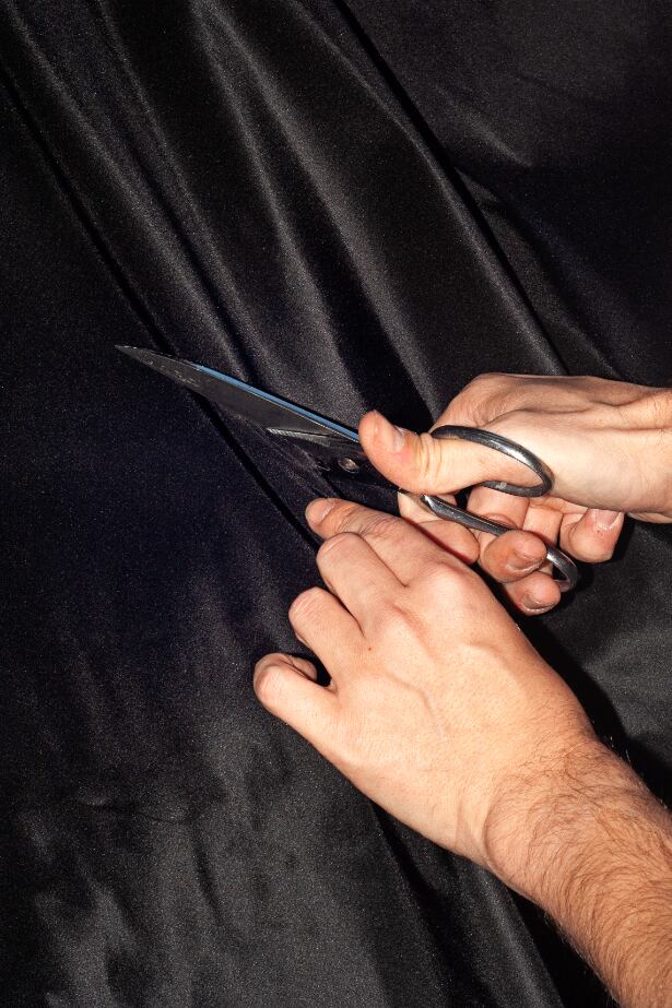 Preparación de los paneles cortando la seda.