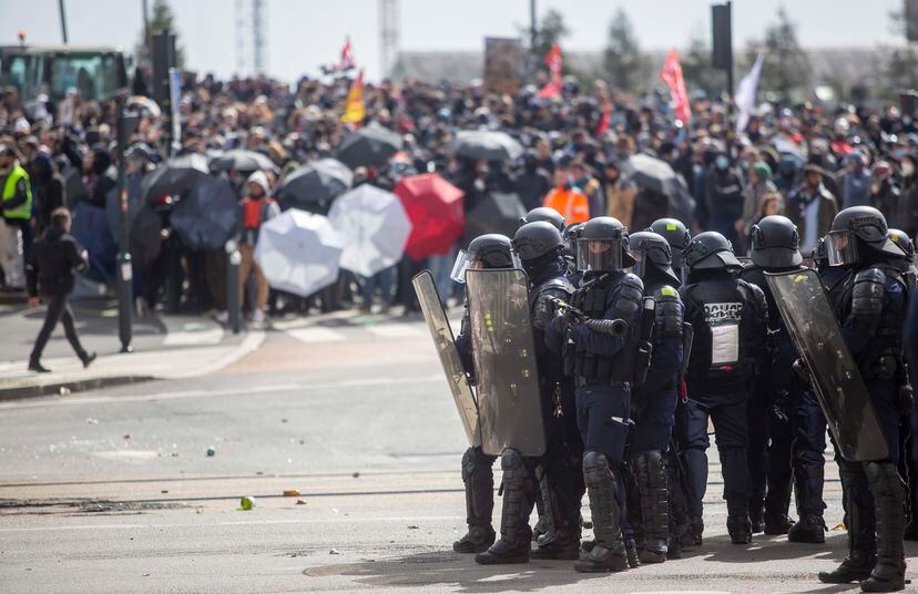 Agentes de las fuerzas de seguridad durante la manifestación por la reforma de las pensiones de Macron, este martes en Nantes.