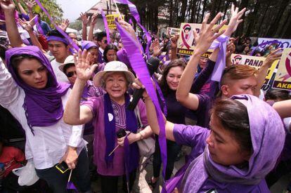 Partidarias de la ley de salud reproductiva festejan el fallo este martes.