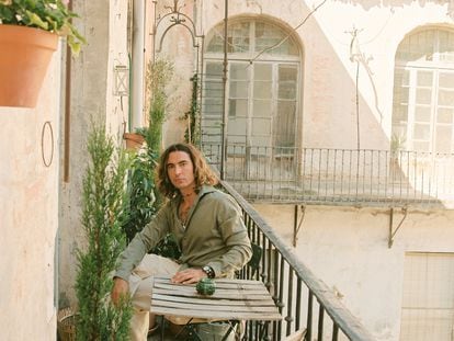 Jorge Parra posa, en la terraza del patio de vecinos del palacio dieciochesco donde está su apartamento.