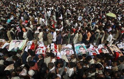 Entierro de algunos de los 52 manifestantes muertos por la represión policial contra las protestas en Yemen.
