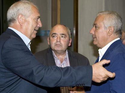 Los secretarios generales de UGT y CCOO de Andalucía, Manuel Pastrana (c) y Francisco Carbonero (i), respectivamente, con el presidente de los populares andaluces.