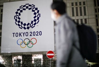 El logo de los Juegos de Tokio, en una de las calles de la capital japonesa.
