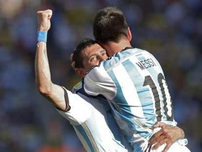 Messi abraza a Di Mar&iacute;a tras su gol.