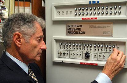 Leonard Kleinrock, junto al primer Interface Message Processor.