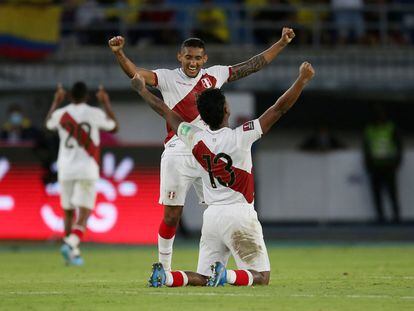 Perú celebra su victoria al final del partido por eliminatorias frente a Colombia, en Barranquilla.