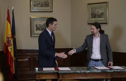 Pedro Sánchez y Pablo Iglesias en la firma del preacuerdo entre PSOE y Unidas Podemos.