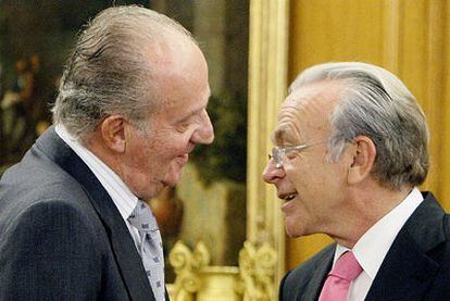 El rey Juan Carlos, con el presidente de La Caixa, Isidre Fainé, ayer en el Palacio de la Zarzuela.