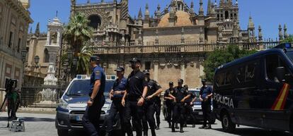 La policía nacional se preparaba para la visita de Obama a Sevilla.
