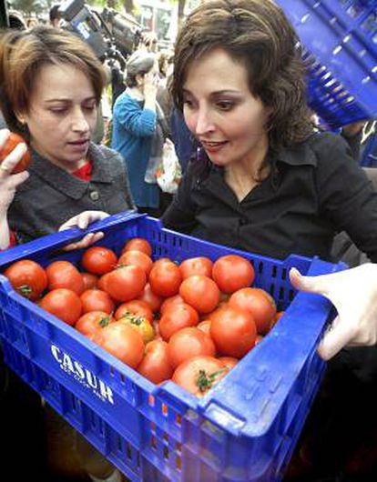 La organización agraria COAG Almería reparte  20.000 kilos de calabacín, tomate y judía en protesta por las consecuencias "negativas" del acuerdo entre la UE y Marruecos. EFE/Archivo