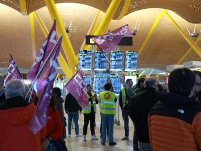 Miembros de CC OO y UGT ayer en la T4 del aeropuerto de Madrid-Barajas.