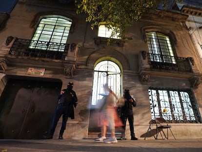 Dos agentes de policía hacen guardia afuera de la casa donde fueron asesinados los hermanos Tirado y su tío, el 22 de diciembre de 2022.