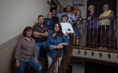 De izquierda a derecha y de arriba abajo, los vecinos del bloque de la calle Angostas de los Mancebos 2: Carmen, Piedad, Jesús, José Antonio, Maribel, Antonio, Michael, Roberto, María del Carmen, María Teresa y Aurora.