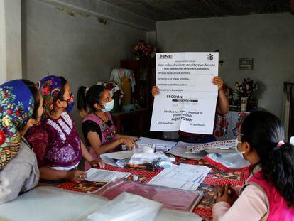 Mujeres indígenas zapotecas que fueron seleccionadas como funcionarias de las casillas de votación por el Instituto Nacional Electoral, reciben capacitación en San Bartolome Quialana, en el estado de Oaxaca el 31 de mayo.