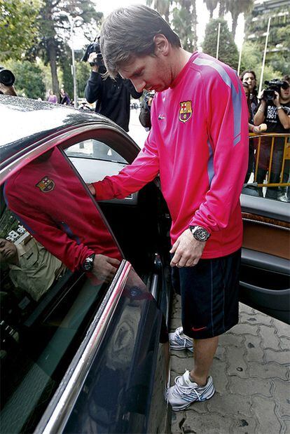 Messi sube a su coche tras abandonar el hospital de Barcelona.