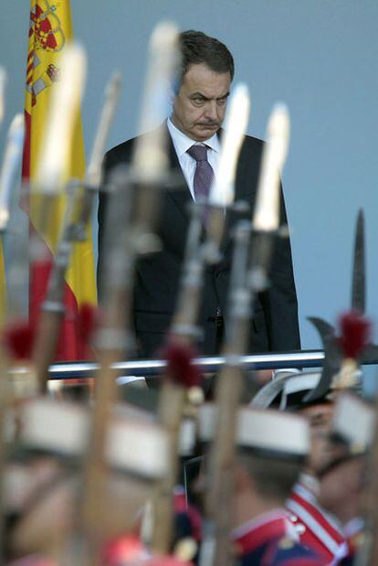 Zapatero durante el desfile militar.
