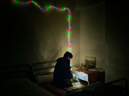 Giavid, un chico de Afganistán, en la habitación de la casa.