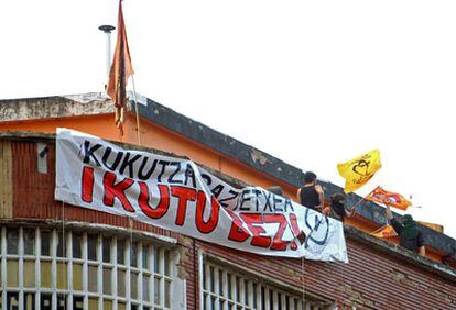 Imagen del 'gaztetxe' (local juvenil) Kukutza, ubicado en el barrio bilbaíno de Rekalde, durante el desalojo llevado a cabo hoy por la Ertzaintza con numerosos incidentes y cargas policiales.