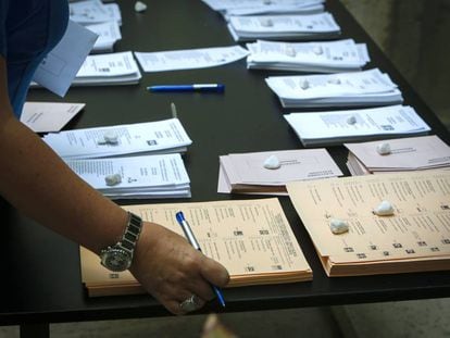 Votaci&oacute;n en un colegio electoral de Valencia en la jornada de las elecciones legislativas del 26-J.