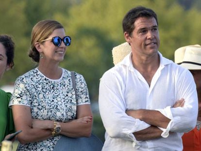 Luis Alfonso de Borb&oacute;n y su esposa, Margarita Vargas, en Sotogrande durante el verano de 2016. 