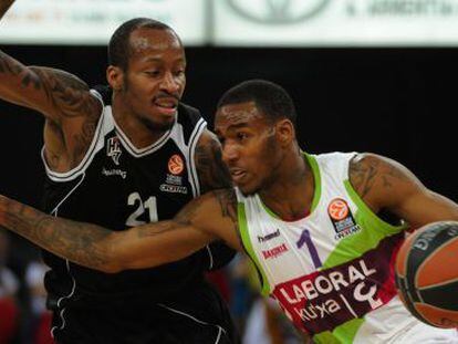 El base del Baskonia Darius Adams intenta superar al rival Tarence Kinsey. 